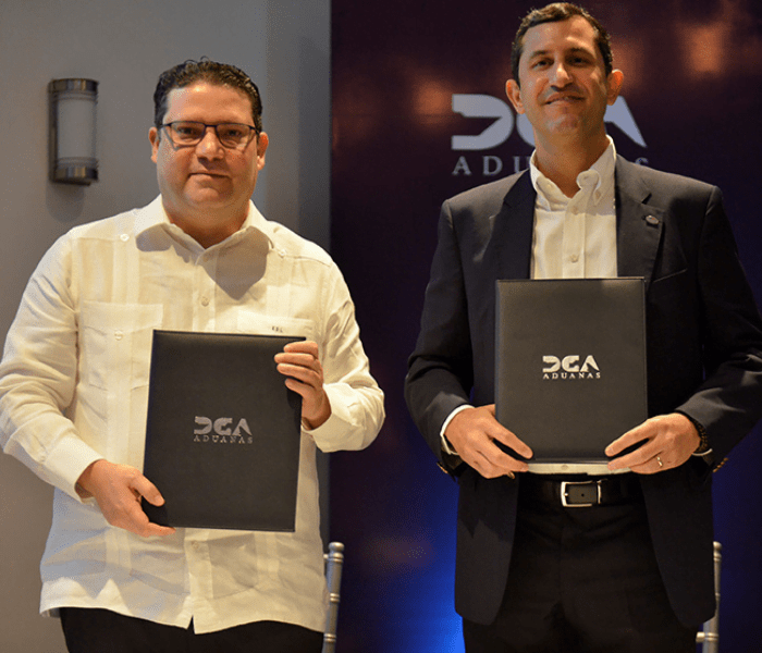 La DGA y AMCHAMDR firman acuerdo para desarrollo del Hub logístico La DGA y AMCHAMDR firman acuerdo para desarrollo del Hub logístico